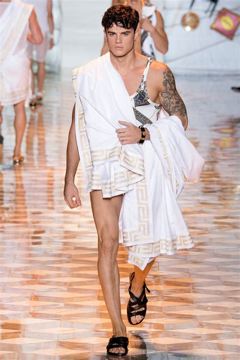 Versace Spring 2015 Menswear Collection 